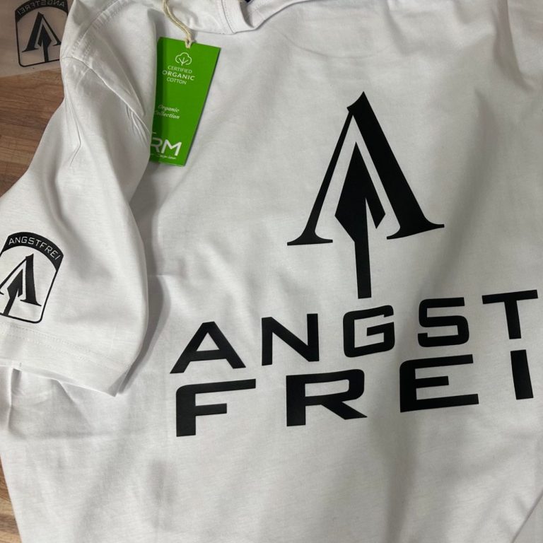 ANGSTFREI Tshirt von ANGSTFREI Shop. Weißes ANGSTFREI Shirt mit großem ANGSTFREI Logo. ANGSTFREI Tshirt mit Logo auf dem Rücken.
