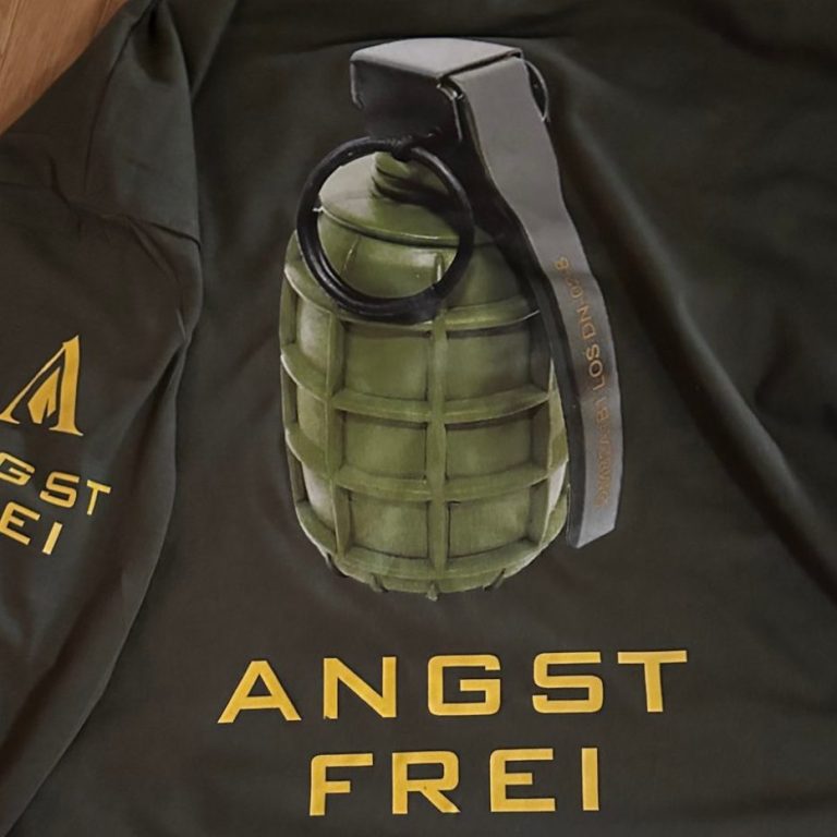 ANGSTFREI Tshirt von ANGSTFREI Shop. Schwarzer Pullover mit großer Handgranate als Rückenmotiv und ANGSTFREI Logo auf dem Rücken als Promotionartikel.